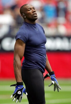 GLENDALE, AZ - OCTOBER 12:   Terrell Owens #81 of the Dallas Cowboys warms up before the game against the Arizona Cardinals at University of Phoenix Stadium on October 12, 2008 in Glendale, Arizona.  (Photo by Lisa Blumenfeld/Getty Images)