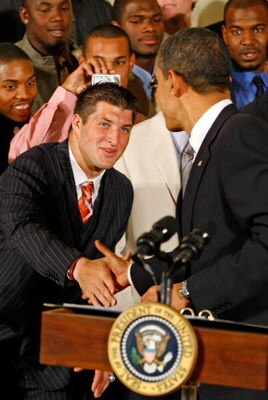 WASHINGTON - APRIL 23:  U.S. President Barack Obama (R) shakes hands with University of Florida mens football quaterback and Heisman Trophy winner Tim Tebow in the East Room of the White House April 23, 2009 in Washington, DC. Obama hosted the 2009 nation