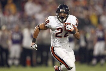 MINNEAPOLIS - NOVEMBER 30:  Matt Forte #22 of the Chicago Bears carries the ball during the game against the Minnesota Vikings at the Metrodome on November 30, 2008 in Minneapolis, Minnesota. (Photo by Jonathan Ferrey/Getty Images)
