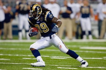 ST. LOUIS, MO - SEPTEMBER 28:  Steven Jackson #39 of the St. Louis Rams carries the ball during the game against the Buffalo Bills at the Edward Jones Dome on September 28, 2008 in St. Louis, Missouri. (Photo by Dilip Vishwanat/Getty Images)