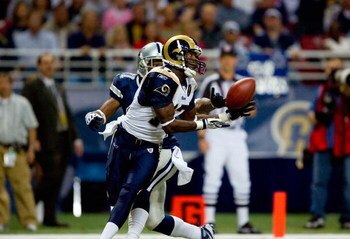 ST. LOUIS - OCTOBER 19:  Donnie Avery #17 of the St. Louis Rams looks to catch the ball against the Dallas Cowboys during their NFL game at Edward Jones Dome on October 19, 2008 in St. Louis, Missouri.  The Rams defeated the Cowboys 34-14.  (Photo by Dili