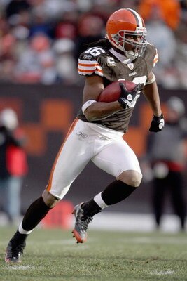 CLEVELAND - NOVEMBER 23:  Joshua Cribbs #16 of the Cleveland Browns carries the ball during the NFL game against the Houston Texans at Cleveland Browns Stadium on November 23, 2008 in Cleveland, Ohio.  (Photo by Andy Lyons/Getty Images)