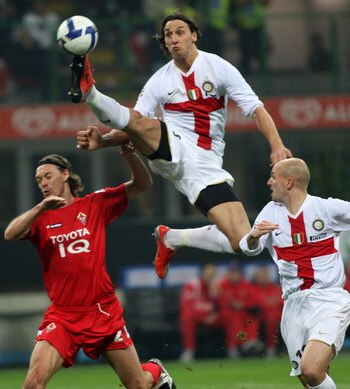 MILAN, ITALY - MARCH 15:  Zlatan Ibrahimovic and Esteban Cambiasso of Inter in action with and Per Kroldrup of Fiorentina during the Serie A match between Inter and Fiorentina at the Meazza Stadio on March 15, 2009 in Milan, Italy. (Photo by New Press/Get