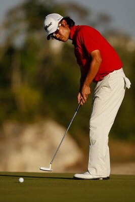 RIVIERA MAYA, MEXICO - FEBRUARY 27:  Kevin Na makes a putt for par on the 9th hole during the second round of the Mayakoba Golf Classic on February 27, 2009 at El Camaleon Golf Club in Riviera Maya, Mexico.  Na finished the day with a 62 for a total of 10