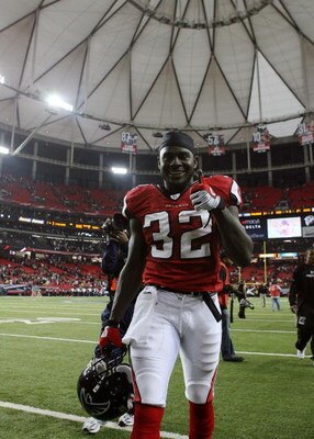 ATLANTA - DECEMBER 28:  Running back Jerious Norwood #32 of the Atlanta Falcons celebrates after defeating the St. Louis Rams at Georgia Dome on December 28, 2008 in Atlanta, Georgia. The Falcons defeated the Rams 31-27.  (Photo by Doug Benc/Getty Images)
