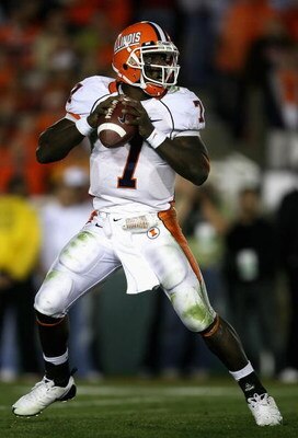 PASADENA, CA - JANUARY 01:  Quarterback Juice Williams #7 of the Illinois Fighting Illini drops back to pass against the USC Trojans during the Rose Bowl presented by Citi at the Rose Bowl on January 1, 2008 in Pasadena, California.  The Trojans defeated 