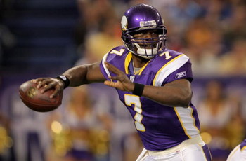 MINNEAPOLIS, MN - NOVEMBER 04: Quarterback Tavaris Jackson #7 of the Minnesota Vikings drops delivers a pass against the San Diego Chargers at the Hubert H. Humphrey Metrodome on November 4, 2007 in Minneapolis, Minnesota. The Vikings defeated the Charge
