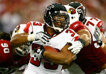 GLENDALE, AZ - JANUARY 03:  Runningback Michael Turner #33 of the Atlanta Falcons rushes the ball against the Arizona Cardinals during the NFC Wild Card Game on January 3, 2009 at University of Phoenix Stadium in Glendale, Arizona.  (Photo by Jeff Gross/G
