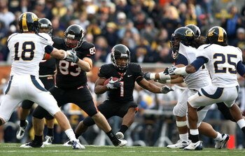 CORVALLIS, OR - NOVEMBER 15:  Jacquizz Rodgers #1 of the Oregon State Beavers runs with the ball against the California Golden Bears at Reser Stadium on November 15, 2008 in Corvalis, Oregon.  (Photo by Jonathan Ferrey/Getty Images)