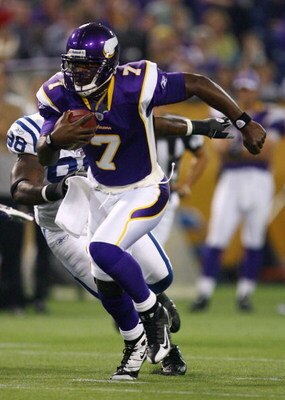 MINNEAPOLIS - SEPTEMBER 14:  Quarterback Tavaris Jackson #7 of the Minnesota Vikings carries the ball during the game against the Indianapolis Colts at the Metrodome on September 14, 2008 in Minneapolis, Minnesota. The Colts defeated the Vikings 18-15.  (