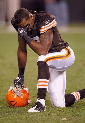 CLEVELAND - OCTOBER 13:  Braylon Edwards #17 of the Cleveland Browns reacts on the field during the game against the New York Giants on October 13, 2008 at Cleveland Browns Stadium in Cleveland, Ohio. (Photo by: Gregory Shamus/Getty Images)