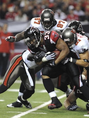 ATLANTA - DECEMBER 14: Running back Michael Turner #33 of the Atlanta Falcons rushes upfield against the Tampa Bay Buccaneers  at the Georgia Dome on December 14, 2008 in Atlanta, Georgia.  (Photo by Al Messerschmidt/Getty Images) 