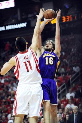 HOUSTON - MAY 08:  Forward Pau Gasol #16 of the Los Angeles Lakers takes a shot against Yao Ming #11 of the Houston Rockets in Game Three of the Western Conference Semifinals during the 2009 NBA Playoffs at Toyota Center on May 8, 2009 in Houston, Texas. 