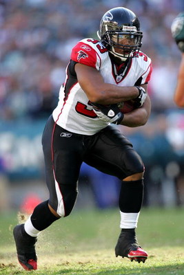 PHILADELPHIA - OCTOBER 26: Michael Turner #33 of the Atlanta Falcons rushes with ball against the Philadelphia Eagles on October 26, 2008 at Lincoln Financial Field in Philadelphia, Pennsylvania.The Eagles defeated the Falcons 27-14. (Photo by Chris Tro