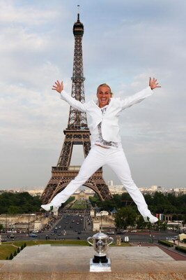 PARIS - JUNE 06:  New ladies French Open champion Svetlana Kuznetsova of Russia celebrates with the trophy in front of the Eiffel Tower on day fourteen of the French Open on June 6, 2009 in Paris, France.  (Photo by Ryan Pierse/Getty Images)
