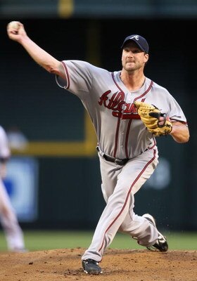 PHOENIX - MAY 28:  Starting pitcher Derek Lowe #32 of the Atlanta Braves pitches against the Arizona Diamondbacks during the major league baseball game at Chase Field on May 28, 2009 in Phoenix, Arizona. The Diamondbacks defeated the Braves 5-2.  (Photo b