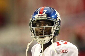 GLENDALE, AZ - NOVEMBER 23: Wide receiver Plaxico Burress #17 of the New York Giants warms up for the game against the Arizona Cardinals on November 23, 2008 at University of Phoenix Stadium in Glendale, Arizona.  (Photo by Stephen Dunn/Getty Images)