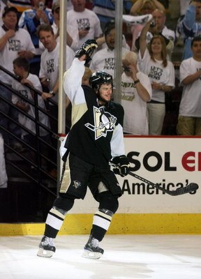 PITTSBURGH - JUNE 9:  Tyler Kennedy #48 of the Pittsburgh Penguins waves to the crowd after winning against the Detroit Red Wings during Game Six of the 2009 NHL Stanley Cup Finals at the Mellon Arena on June 9, 2009 in Pittsburgh, Pennsylvania. The Pengu