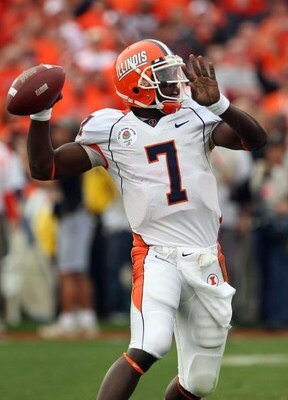 PASADENA, CA - JANUARY 01:  Juice Williams #7 of the Illinois Fighting Illini sets up to make a pass against the USC Trojans during the Rose Bowl presented by Citi at the Rose Bowl on January 1, 2008 in Pasadena, California.  (Photo by Stephen Dunn/Getty 