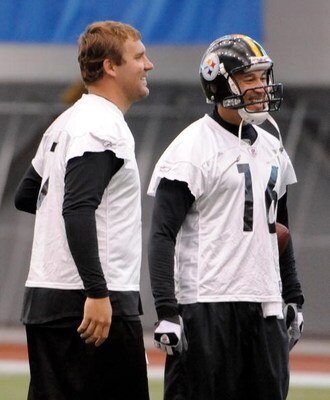 PITTSBURGH - MAY 01:  Ben Roethlisberger #7 of the Pittsburgh Steelers jokes with Charlie Batch #16 during rookie training at the Pittsburgh Steelers Practice Facility on May 1, 2009 in Pittsburgh, Pennsylvania.  (Photo by Joe Sargent/Getty Images)