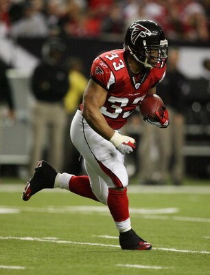 ATLANTA - DECEMBER 28:  Running back Michael Turner #33 of the Atlanta Falcons looks for room to run while taking on the St. Louis Rams at Georgia Dome on December 28, 2008 in Atlanta, Georgia. The Falcons defeated the Rams 31-27.  (Photo by Doug Benc/Get