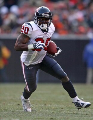 CLEVELAND - NOVEMBER 23:  Steve Slaton #20 of the Houston Texans runs with the ball during the NFL game against the Cleveland Browns at Cleveland Browns Stadium on November 23, 2008 in Cleveland, Ohio.  (Photo by Andy Lyons/Getty Images)