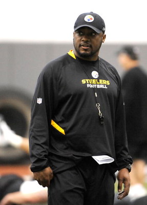 PITTSBURGH - MAY 01: Head coach Mike Tomlin of the Pittsburgh Steelers watches practice during rookie training camp at the Pittsburgh Steelers Practice Facility on May 1, 2009 in Pittsburgh, Pennsylvania. (Photo by Joe Sargent/Getty Images)