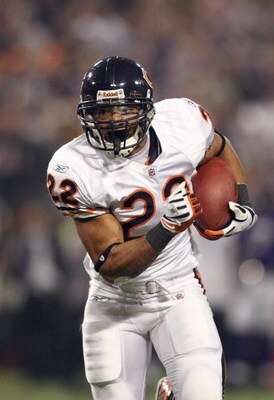 MINNEAPOLIS - NOVEMBER 30:  Matt Forte #22 of the Chicago Bears carries the ball during the game against the Minnesota Vikings at the Metrodome on November 30, 2008 in Minneapolis, Minnesota. (Photo by Jonathan Ferrey/Getty Images)