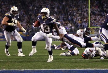 SAN DIEGO - DECEMBER 28:  Runningback Darren Sproles #43 of the San Diego Chargers avoids a tackle from Vernon Fox #39 of the Denver Broncos to score a 13 yard touchdown reception during the third quarter of the NFL game at Qualcomm Stadium on December 28