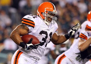 PHILADELPHIA - DECEMBER 15:  Jamal Lewis #31 of the Cleveland Browns runs the ball against the Philadelphia Eagles on December 15, 2008 at Lincoln Financial Field in Philadelphia, Pennsylvania.  (Photo by Jim McIsaac/Getty Images)