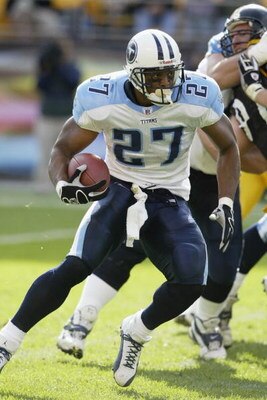 PITTSBURGH-SEPTEMBER 28:  Eddie George #27 of the Tennessee Titans carries the ball against the Pittsburgh Steelers on September 28, 2003 at Heinz Field in Pittsburgh, Pennsylvania. The Titans defeated the Steelers 30-13. (Photo by Tom Pidgeon/Getty Image