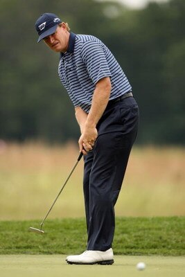 FARMINGDALE, NY - JUNE 19:  Ernie Els of South Africa watches a putt during the continuation of the first round of the 109th U.S. Open on the Black Course at Bethpage State Park on June 19, 2009 in Farmingdale, New York.  (Photo by Andy Lyons/Getty Images