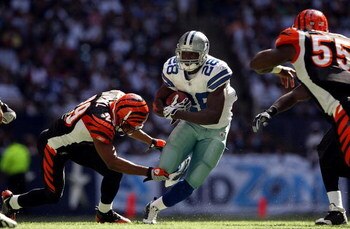 IRVING, TX - OCTOBER 05:  Running back Felix Jones #28 of the Dallas Cowboys runs past Leon Hall #29 of the Cincinnati Bengals at Texas Stadium on October 5, 2008 in Irving, Texas.  (Photo by Ronald Martinez/Getty Images)
