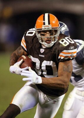 CLEVELAND - NOVEMBER 04: Kellen Winslow #80 of the Cleveland Browns carries the ball during the game against the Seattle Seahawks on November 4, 2007 at Cleveland Browns Stadium in Cleveland, Ohio. The Browns defeated the Seahawks 33-30 in overtime. (Phot