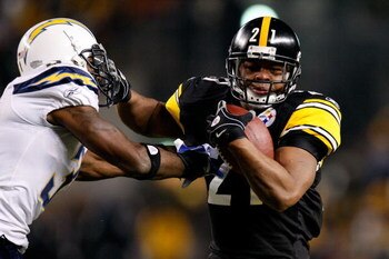 PITTSBURGH - JANUARY 11:  Mewelde Moore #21 of the Pittsburgh Steelers runs the ball against Antonio Cromartie #31 of the San Diego Chargers during their AFC Divisional Playoff Game on January 11, 2009 at Heinz Field in Pittsburgh, Pennsylvania. Steelers 
