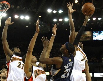 OAKLAND, CA - MARCH 30:  Hakim Warrick #21 of the Memphis Grizzlies shoots over Ronny Turiaf #21, Anthony Randloph #4 and Kelenna Azubuike #7 of the Golden State Warriors during an NBA game on March 30, 2009 at Oracle Arena in Oakland, California. NOTE TO
