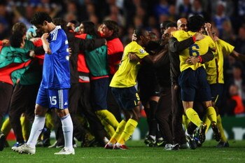 LONDON, ENGLAND - MAY 06:  Barcelona celebrate victory in the UEFA Champions League Semi Final match between Chelsea and Barcelona as Juliano Belletti of Chelsea looks dejected at Stamford Bridge on May 6, 2009 in London, England.  (Photo by Jamie McDonal