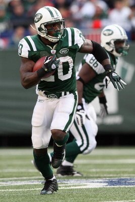 EAST RUTHERFORD, NJ - NOVEMBER 09: Thomas Jones #20 of the New York Jets runs the ball against the St. Louis Rams at Giants Stadium on November 9, 2008 in East Rutherford, New Jersey. (Photo by Nick Laham/Getty Images) 