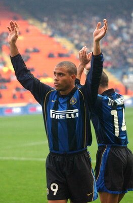 04 Nov 2001:  Ronaldo of Inter Milan acknowledges the crowd before his comeback from long term injury in the Serie A match between Inter Milan and Lecce, played at the Guiseppe Meazza Stadium, San Siro, Milan .   DIGITAL IMAGE Mandatory Credit: Grazia Ner