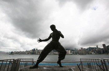 HONG KONG, CHINA - JUNE 29: (CHINA OUT) The bronze statue of late martial arts legend and actor Bruce Lee stands at the Avenue of Stars June 29, 2007 in Hong Kong, China.  (Photo by China Photos/Getty Images)