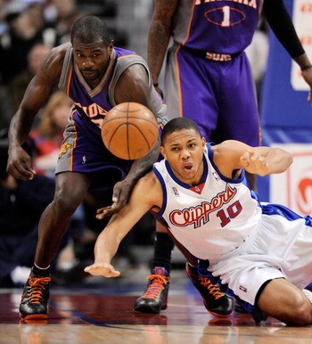 LOS ANGELES, CA - FEBRUARY 18:  Jason Richardson #23 of the Phoenix Suns fouls Eric Gordon #10 of the Los Angeles Clippers during a floor scramble in the first quarter at the Staples Center on February 18, 2009 in Los Angeles, California. NOTE TO USER: Us