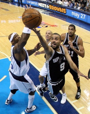 DALLAS - APRIL 25:  Guard Tony Parker #9 of the San Antonio Spurs takes a shot against Erick Dampier #25 of the Dallas Mavericks in Game Four of the Western Conference Quarterfinals during the 2009 NBA Playoffs at American Airlines Center on April 25, 200