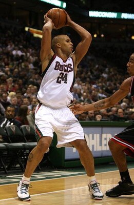 MILWAUKEE - FEBRUARY 18: Richard Jeferson #24 of the Milwaukee Bucks looks to pass against the Chicago Bulls on February 18, 2009 at the Bradley Center in Milwaukee, Wisconsin. The Bulls defeated the Bucks 113-104. NOTE TO USER: User expressly acknowledge