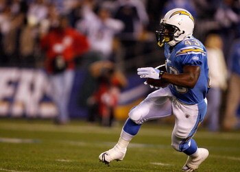 SAN DIEGO - JANUARY 03:  Darren Sproles #43 of the San Diego Chargers returns a kick against the Indianapolis Colts during their AFC Wild Card Game on January 3, 2009 at Qualcomm Stadium in San Diego, California.  (Photo by Harry How/Getty Images)