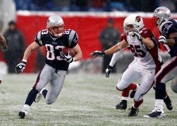 FOXBORO, MA - DECEMBER 21: Wes Welker #83 of the New England Patriots gains yardage against the defense of Jerheme Urban #85 of the Arizona Cardinals at Gillette Stadium on December 21, 2008 in Foxboro, Massachusetts. The Patriots won 47-7. (Photo by Jim 