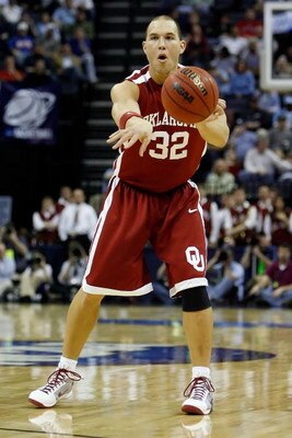 MEMPHIS, TN - MARCH 29:  Taylor Griffin #32 of the Oklahoma Sooners passes the ball while taking on the North Carolina Tar Heels during the NCAA Men's Basketball Tournament South Regional Final at the FedExForum on March 29, 2009 in Memphis, Tennessee.  (