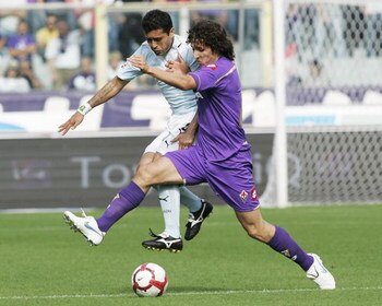 FLORENCE, ITALY - OCTOBER 04:  Stefan Jovetic of ACF Fiorentina (R) competes for the ball with Mauro Matias Zarate (L) of SS Lazio during the Serie A Tim match between ACF Fiorentina and S.S. Lazio at Stadio Artemio Franchi on October 4, 2009 in Florence,