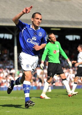 LONDON, ENGLAND - MAY 24:  Leon Osman of Everton celebrates scoring their first goal during the Barclays Premier League match between Fulham and Everton at Craven Cottage on May 24, 2009 in London, England.  (Photo by Christopher Lee/Getty Images)