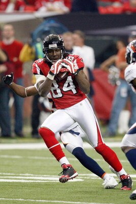 ATLANTA - NOVEMBER 16:  Roddy White #84 of the Atlanta Falcons catches the pass during the game against the Denver Broncos at the Georgia Dome on November 16, 2008 in Atlanta, Georgia.  (Photo by Kevin C. Cox/Getty Images)