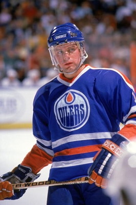 INGLEWOOD, CA - 1988:  Jimmy Carson #12 of the Edmonton Oilers looks on during a game against the Los Angeles Kings in 1988 at the Great Western Forum in Inglewood, California.  (Photo by Mike Powell/Getty Images)